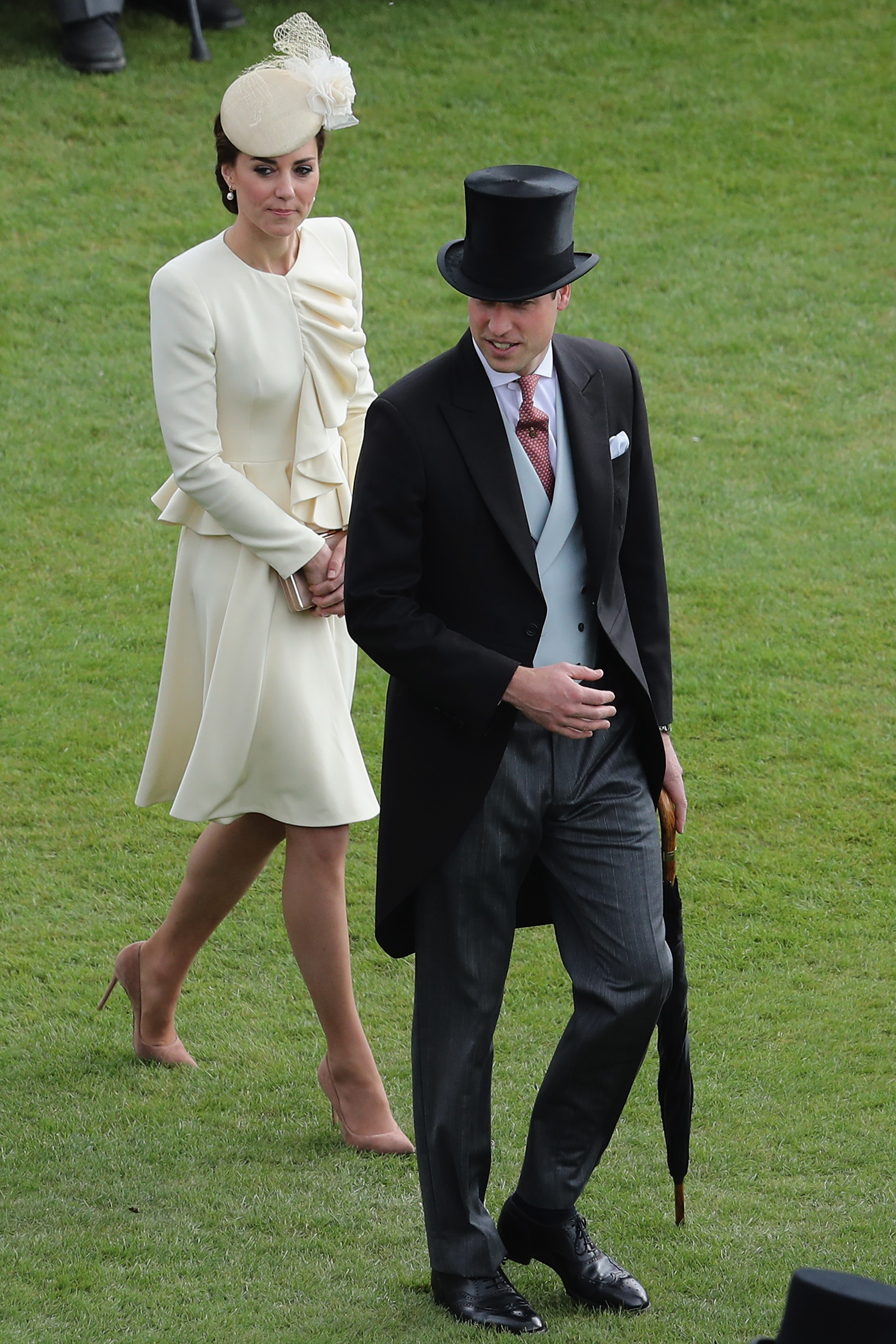 Кейт с роклята от кръщенето на Джордж на парти на кралицата