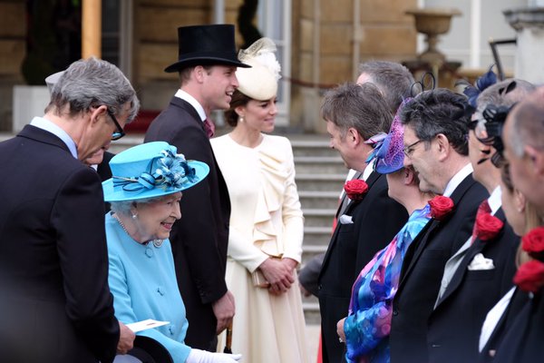Кралица Елизабет Втора, принц Уилям и Катрин на градинско парти