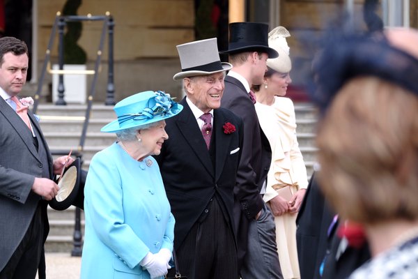 Кралица Елизабет II, принц Филип, принц Уилям и Катрин на градинско парти