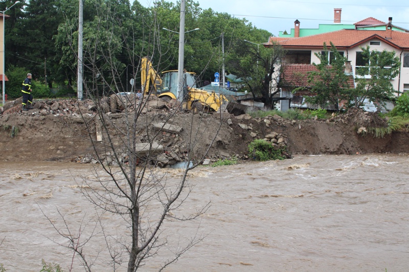 Аварийните екипи са укрепили брега на Стара река в Казанлък