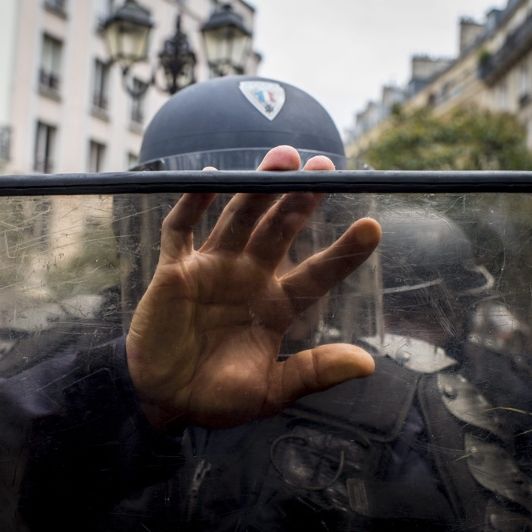 Полиция деблокира стачкуващи френски рафинерии