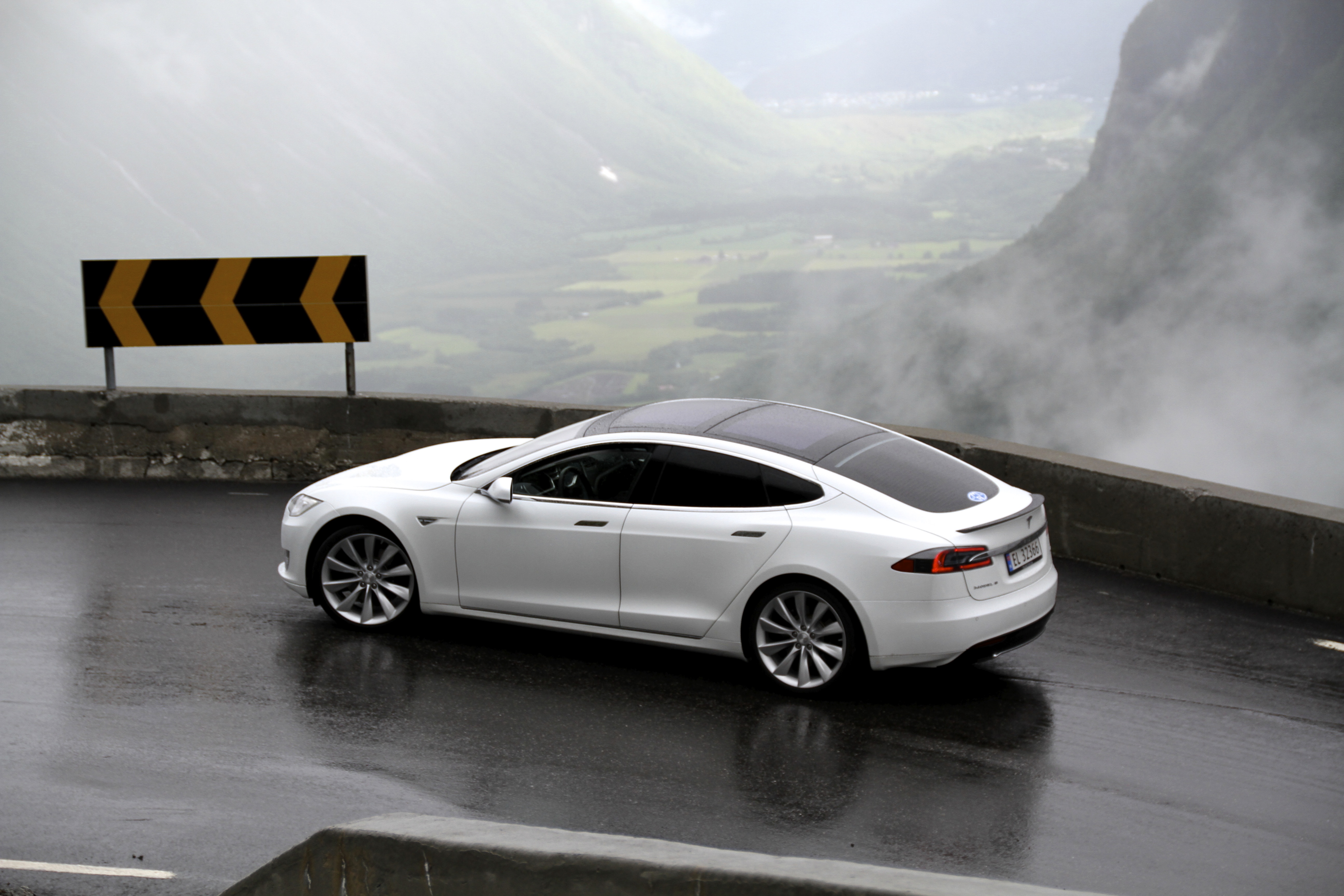 Автономният режим на Tesla Model S катастрофира (видео)