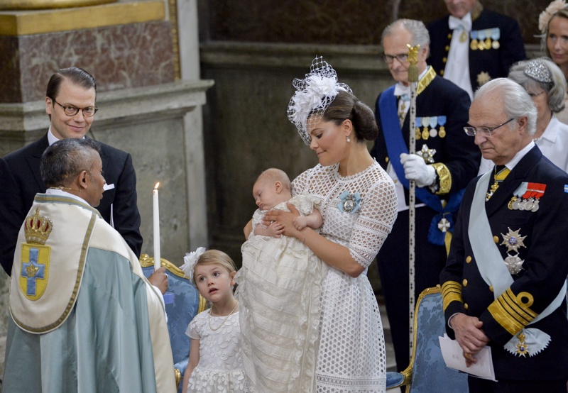 Шведската принцеса Виктория с принц Оскар, принцеса Естел и крал Карл XVI Густав