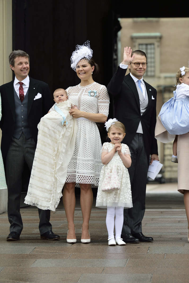 Шведската принцеса Виктория с принц Оскар, принцеса Естел и принц Даниел
