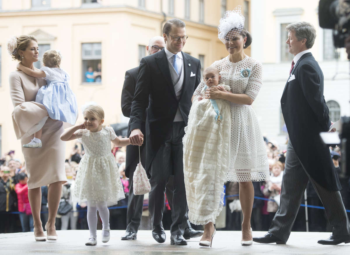 Шведската принцеса Маделин, принц Даниел, принцеса Виктория с принц Оскар и дъщеря й принцеса Естел