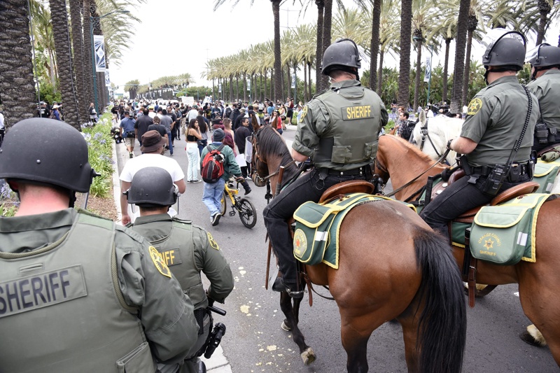 Полиция в Калифорния поддържа реда по време на демонстрация против Тръмп на 25 май 2016 г.