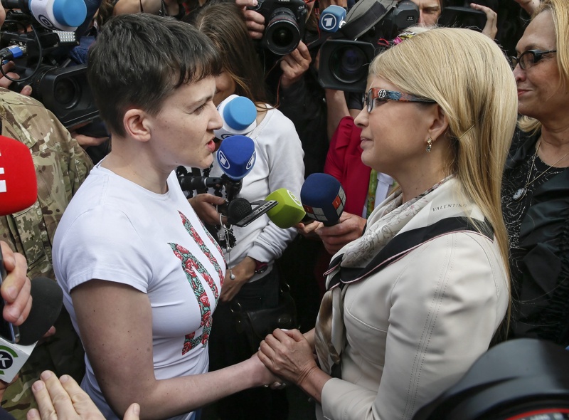 Надя Савченко разговаря с политическия лидер Юлия Тимошенко веднага след пристигането си на летището в Киев