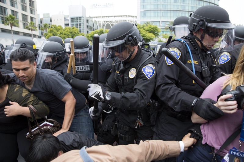 35 арестувани на митинг на Тръмп в Сан Диего