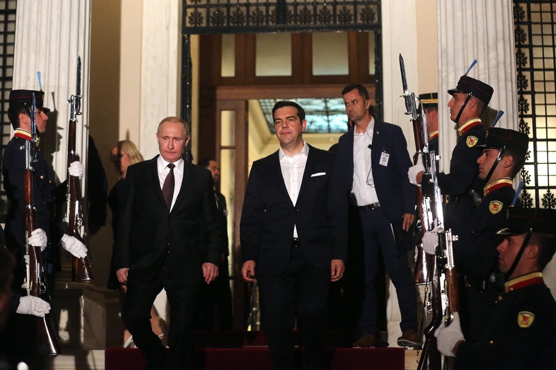 Путин и Ципрас на излизане след срещата в Атина