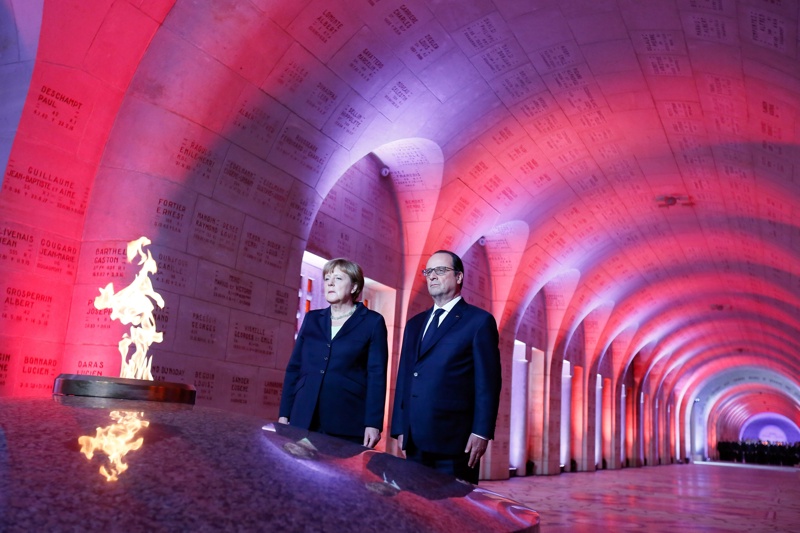 Ангела Меркел и Франсоа Оланд отдават почит пред вечния огън в мемориала Дуомон по случай 100-годишнината от битката при Вердюн