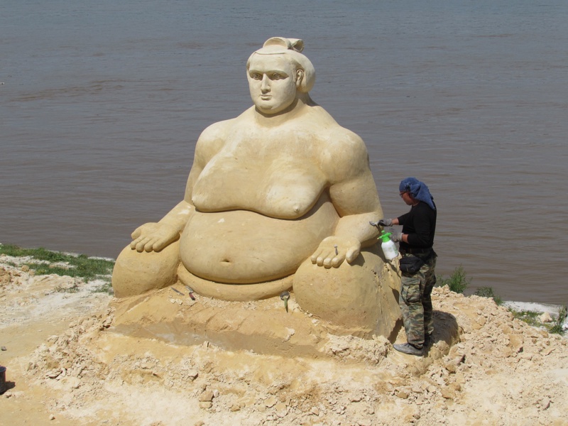 Огромната пясъчна фигура на сумо борецът Калоян Махлянов-Котоошу