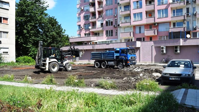 Строят голям паркинг на ул. ”Пере Тошев” в Южен