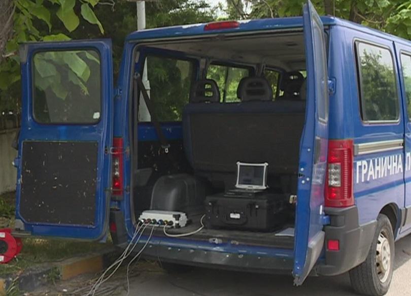 Полицейска кола с уред "Туптящо сърце" за откриване на бежанци в камиони и влакове
