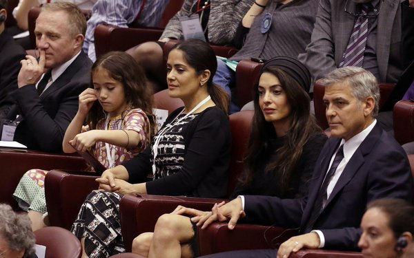 Салма Хайек със съпруга си Франсоа-Анри Пино и дъщеря си Валентина, и Амал Клуни и Джордж Клуни