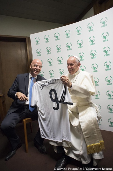 Президентът на ФИФА Джани Инфантино и папа Франциск