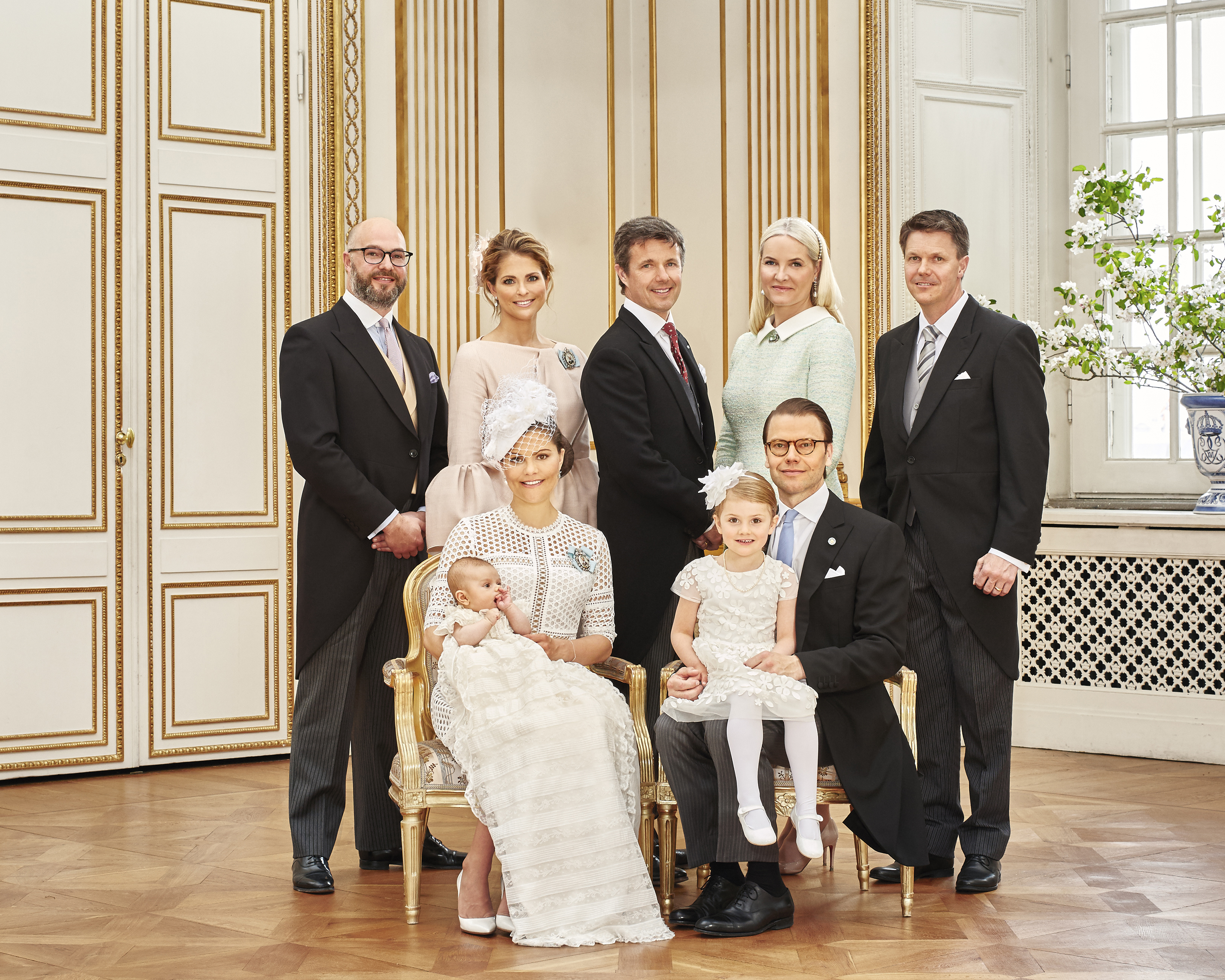 Семейството на принц Оскар с кръстниците му - Оскар Магнусон, принцеса Маделин, датският принц Фредерик, норвежката принцеса Мет