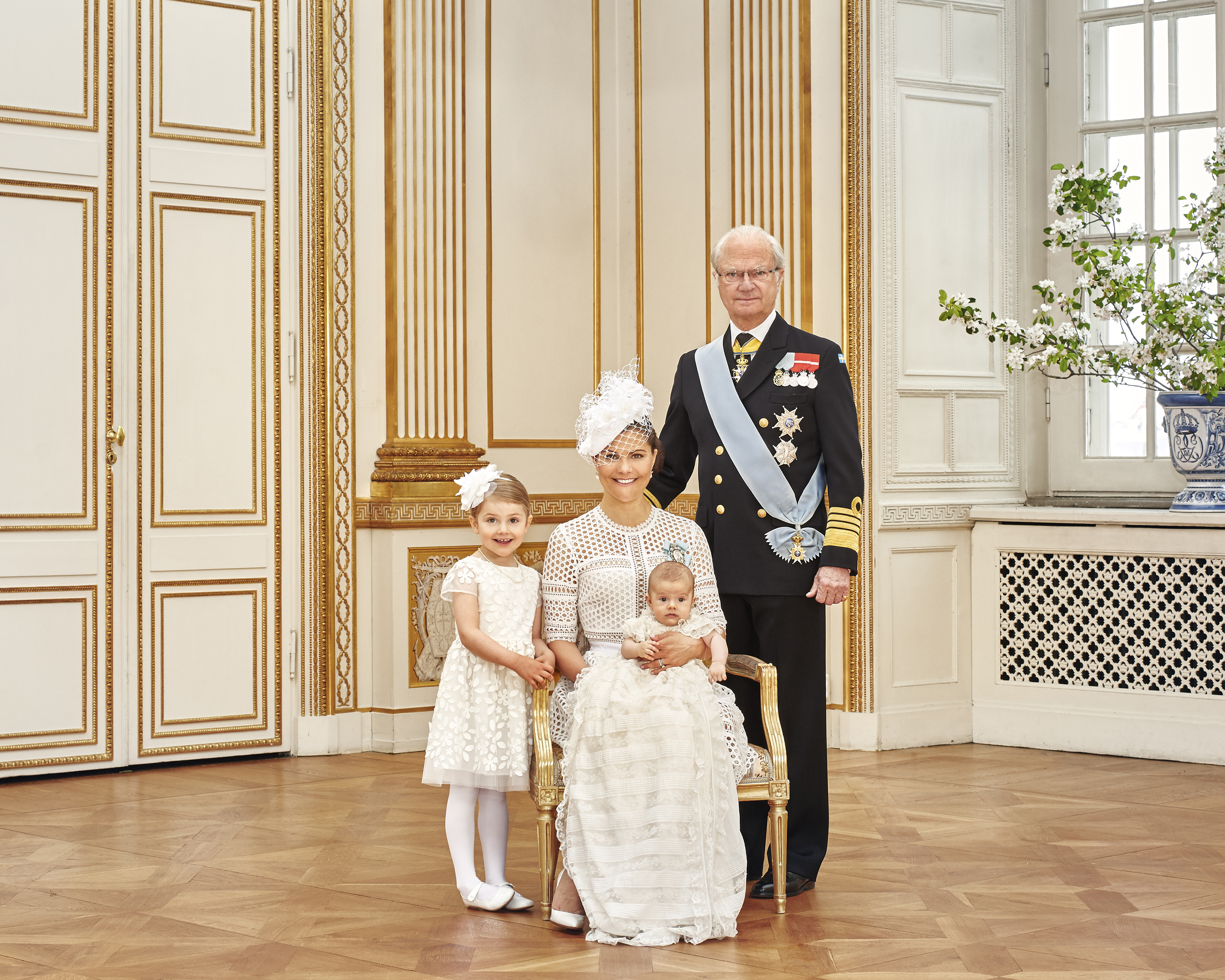 Шведският крал Карл Густав с дъщеря си принцеса Виктория и внучетата си принцеса Естел и принц Оскар