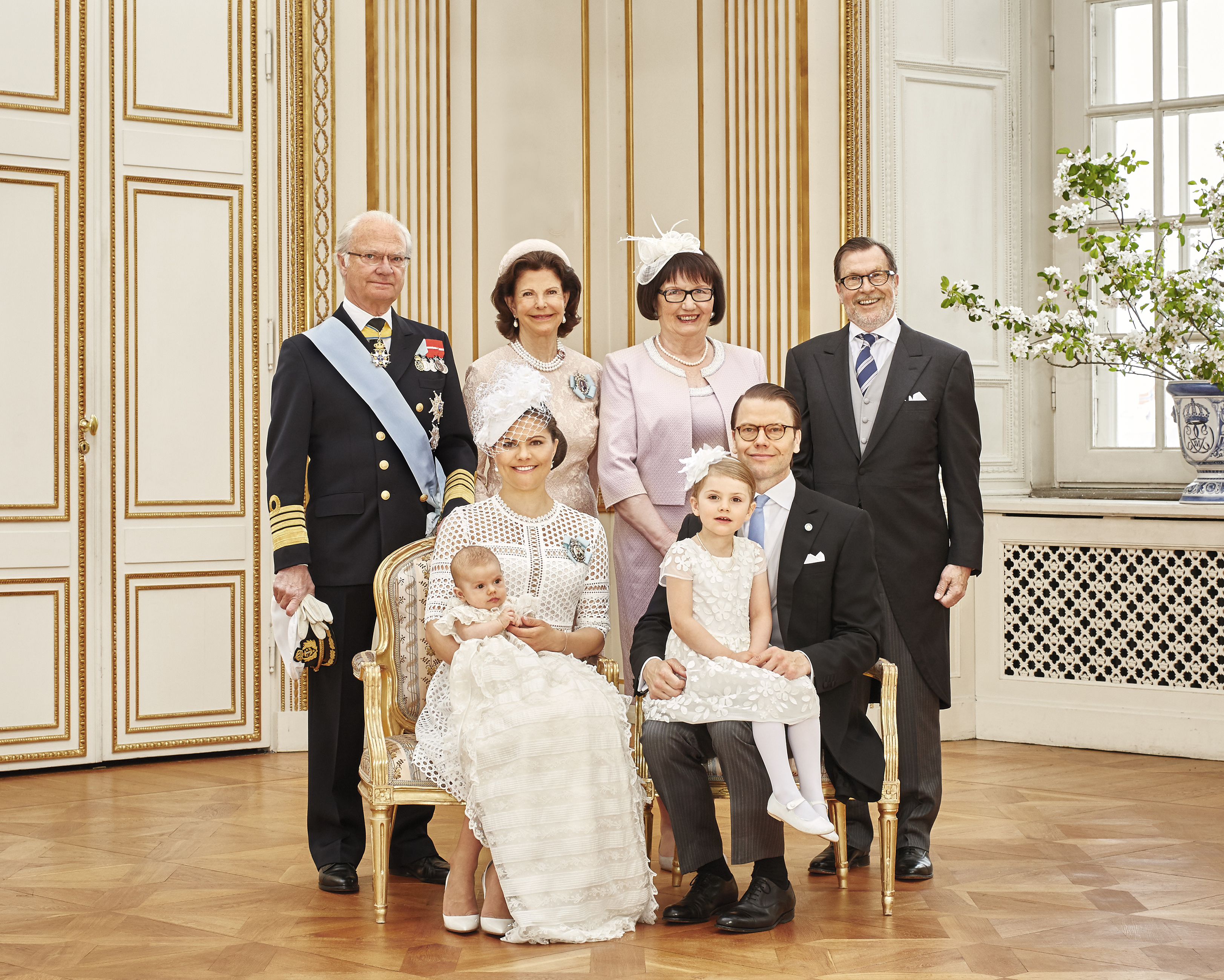 Принцеса Виктория със съпруга си принц Даниел и децата им принцеса Естел и принц Оскар, крал Карл Густав и кралица Силвия