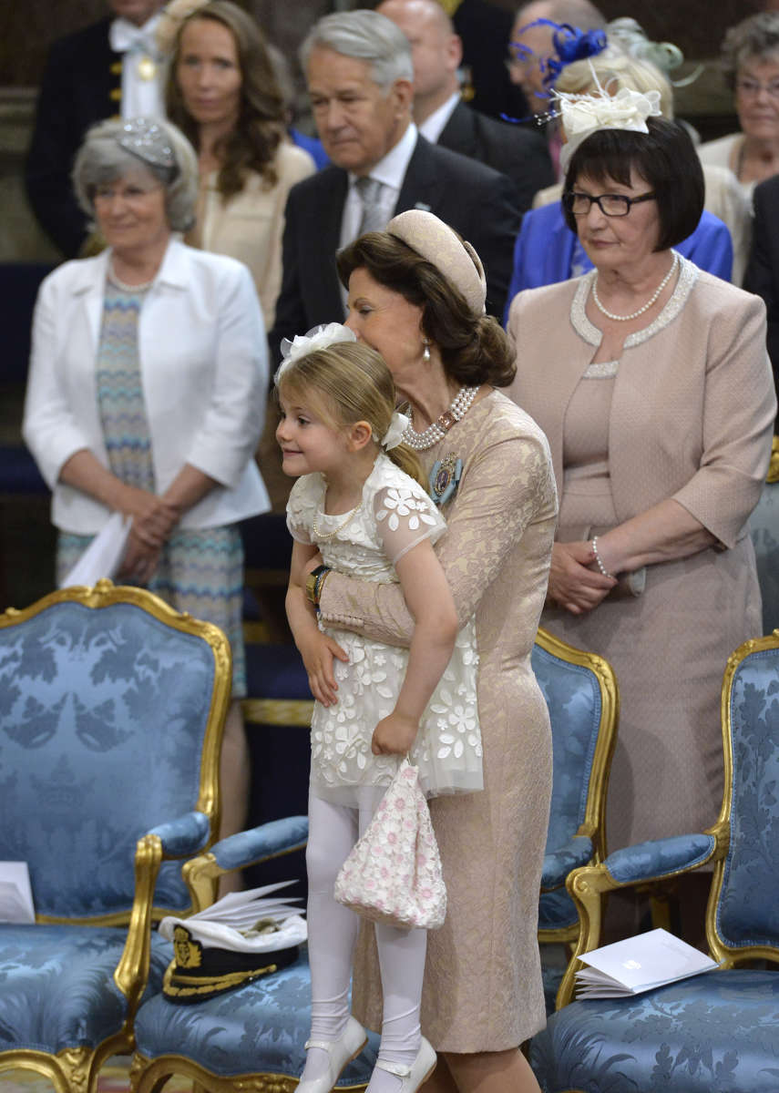 Шведската кралица Силвия държи внучка си принцеса Естел на кръщенето на принц Оскар