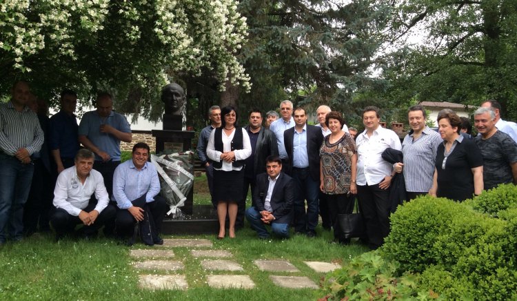БСП публикува снимки на лидера Корнелия Нинова и други депутати пред паметника