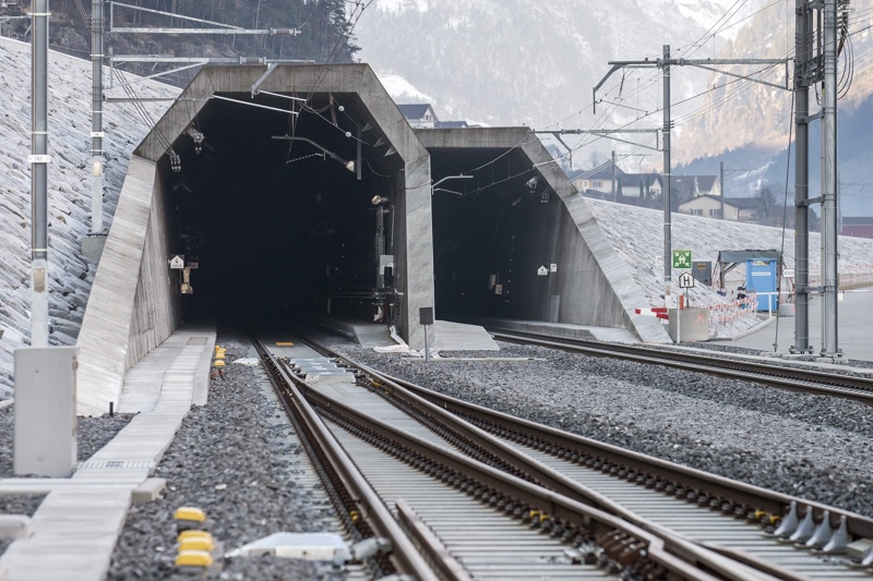 Швейцария открива най-дългия в света жп тунел