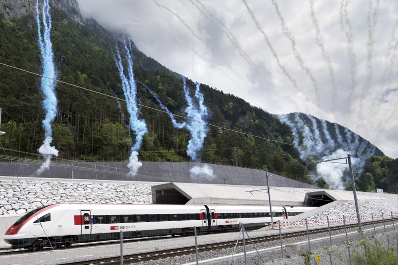 Швейцария празнично откри най-дългия жп тунел в света