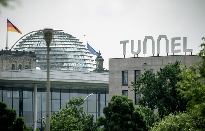 Откриването на тунела рекордьор е достойно да се отбележи и на покрива на швейцарското посолство в Берлин