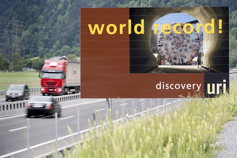Билбордове в чест на световния рекорд са поставени в кантон Ури, в района на 57-километровия тунел