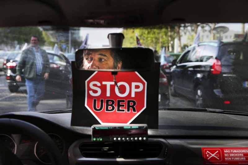 Таксиметров шофьор участва в протест срещу Юбър в Лисабон