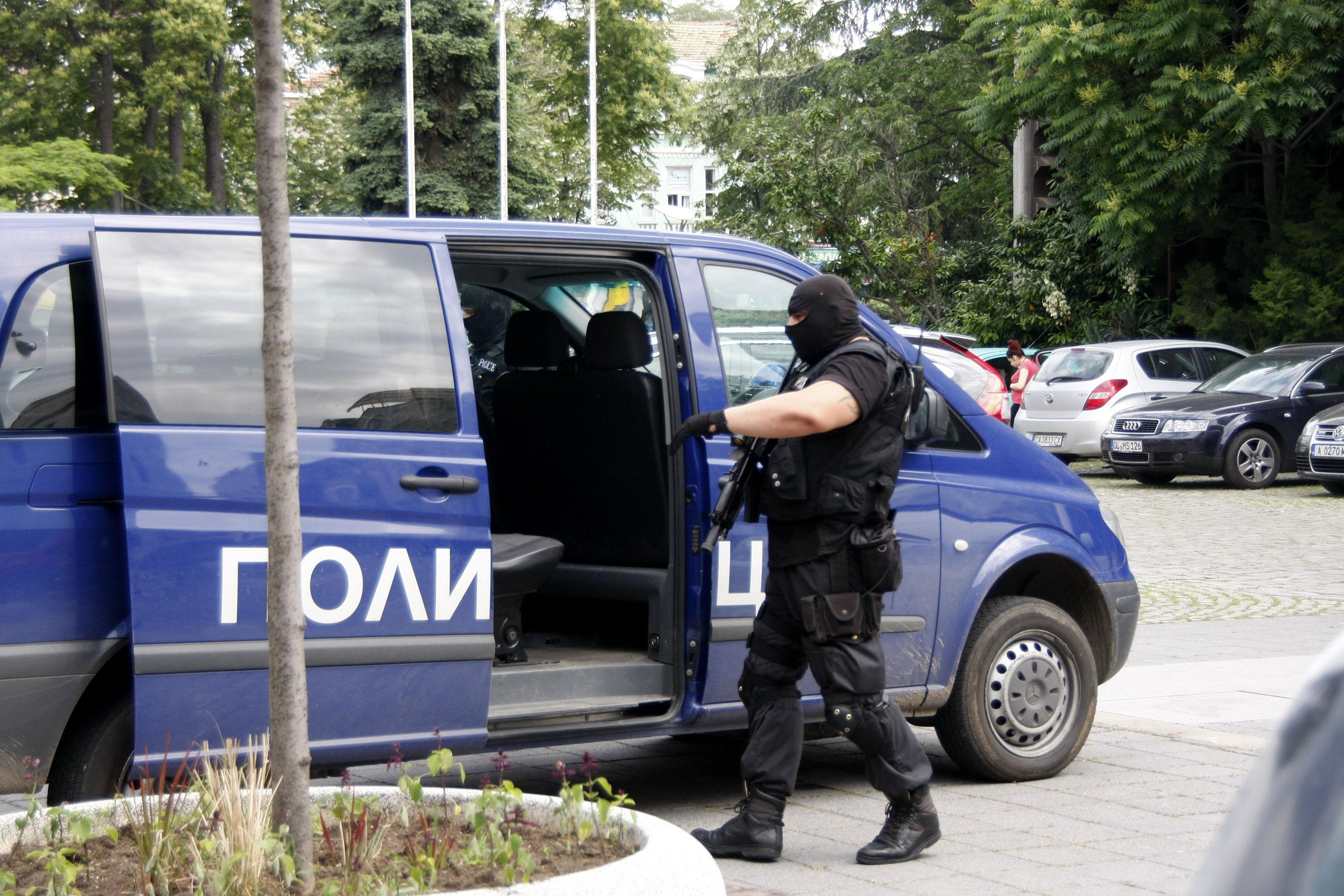 Задържани са 4-ма полицаи, прикривали трафиканти на мигранти