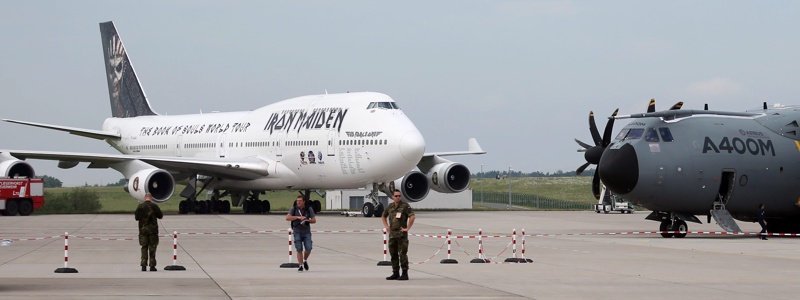 Самолетите на Iron Maiden, на Меркел и Оланд един до друг