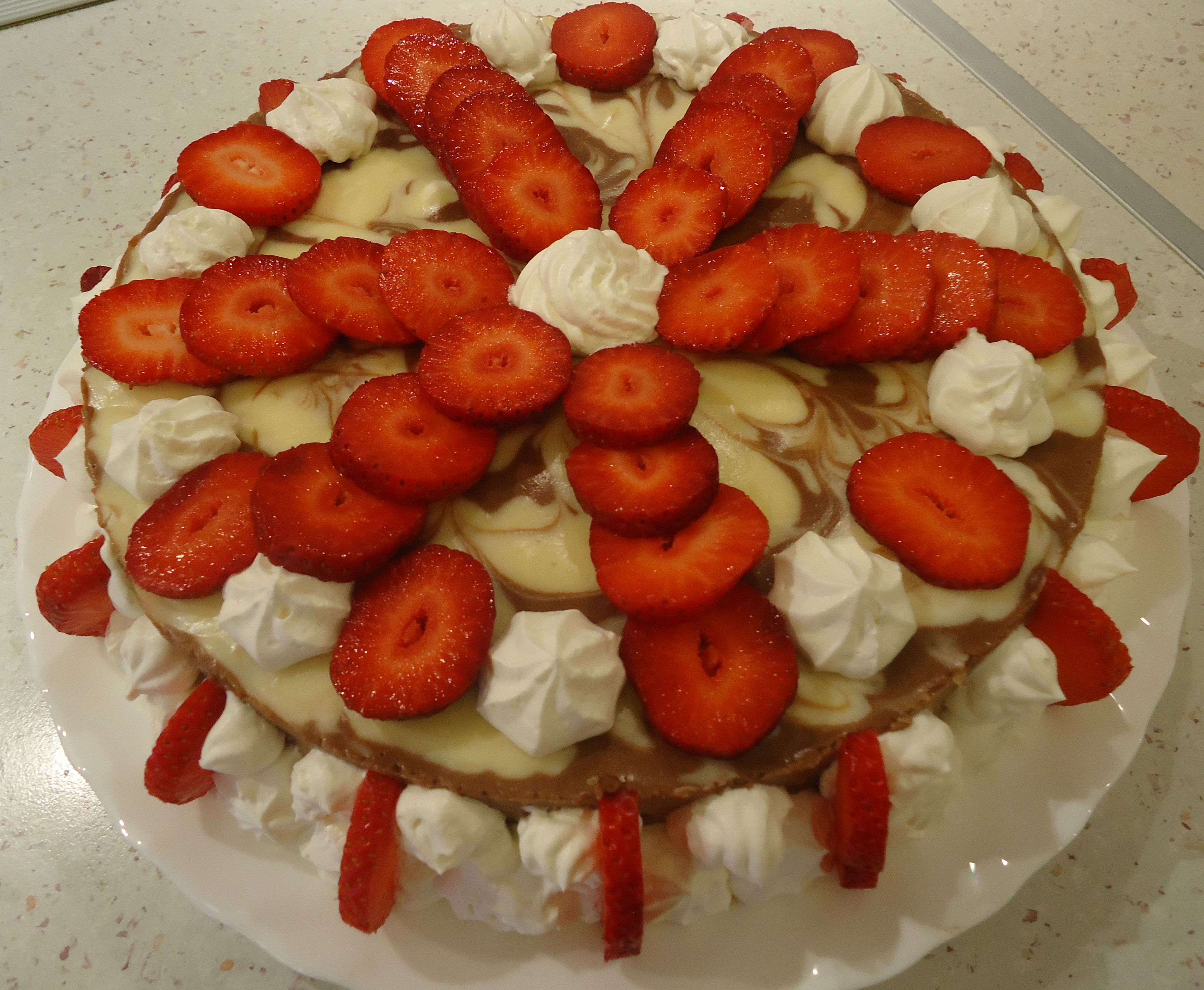 Мраморна торта с ягоди