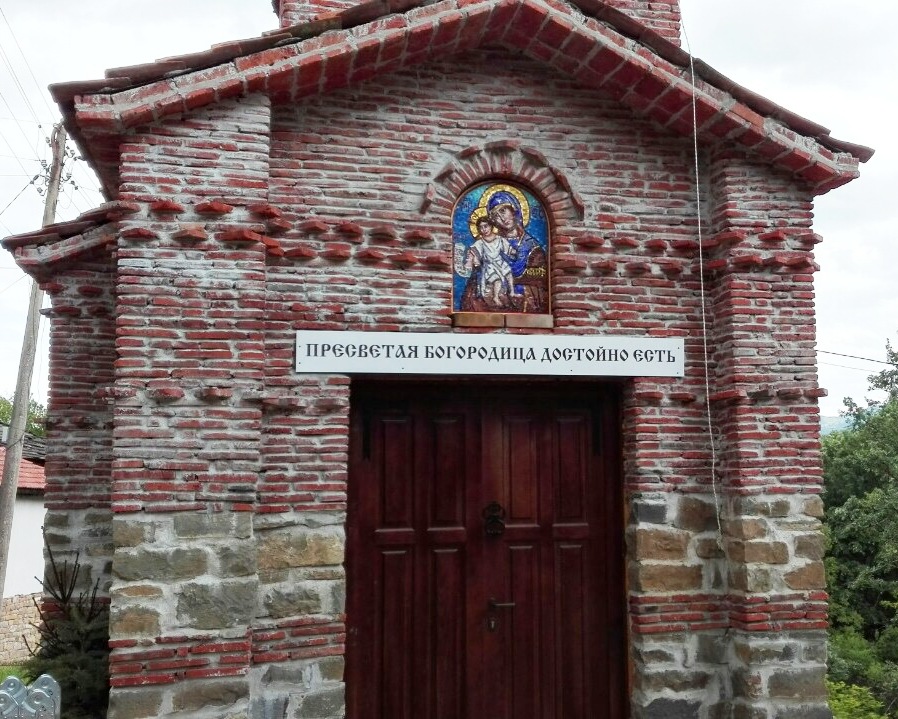 В Троян освещават нов християнски храм