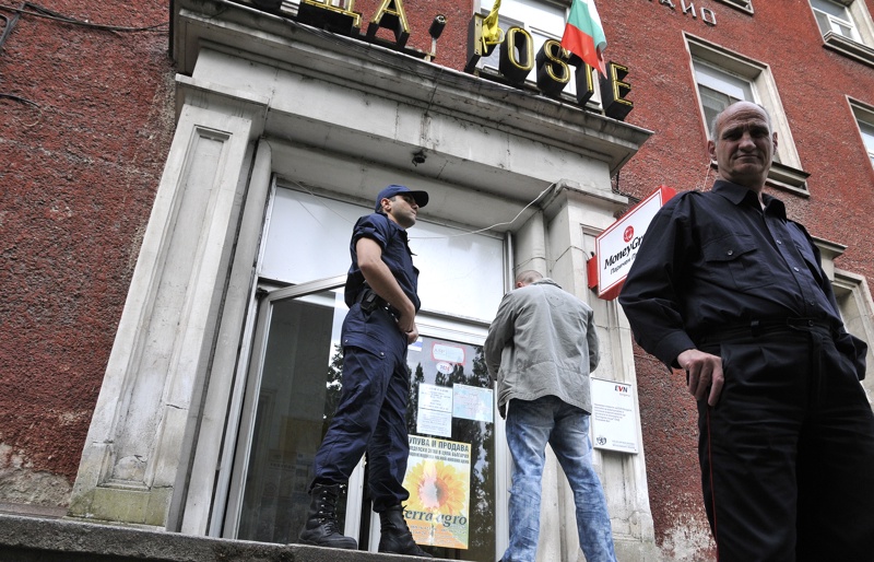 Полицията е блокирала района на бул. ”България” в Хасково, където се намира Централна поща