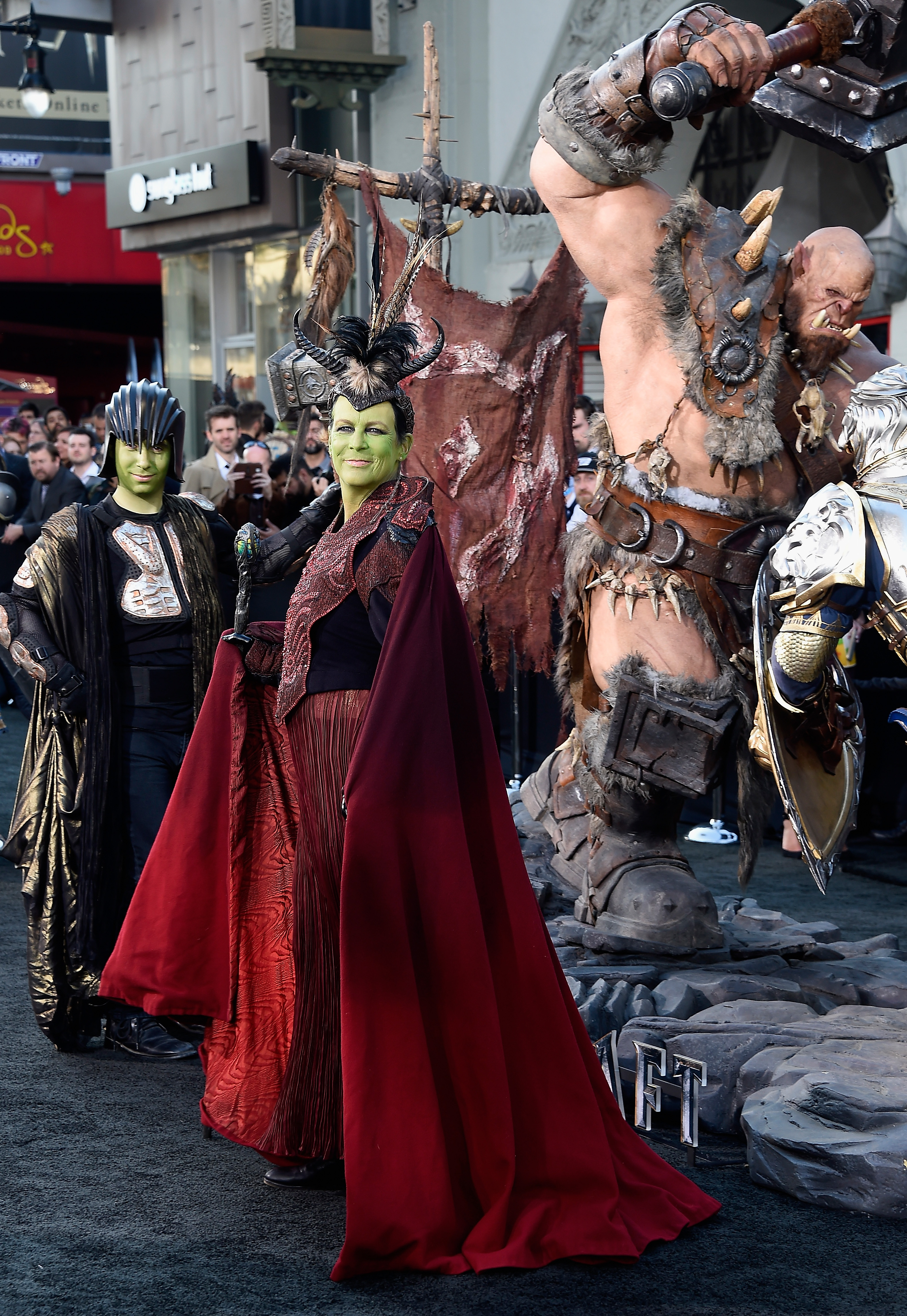 Джейми Лий Къртис и синът й Томас Гест на премиерата на ”Warcraft: Началото”