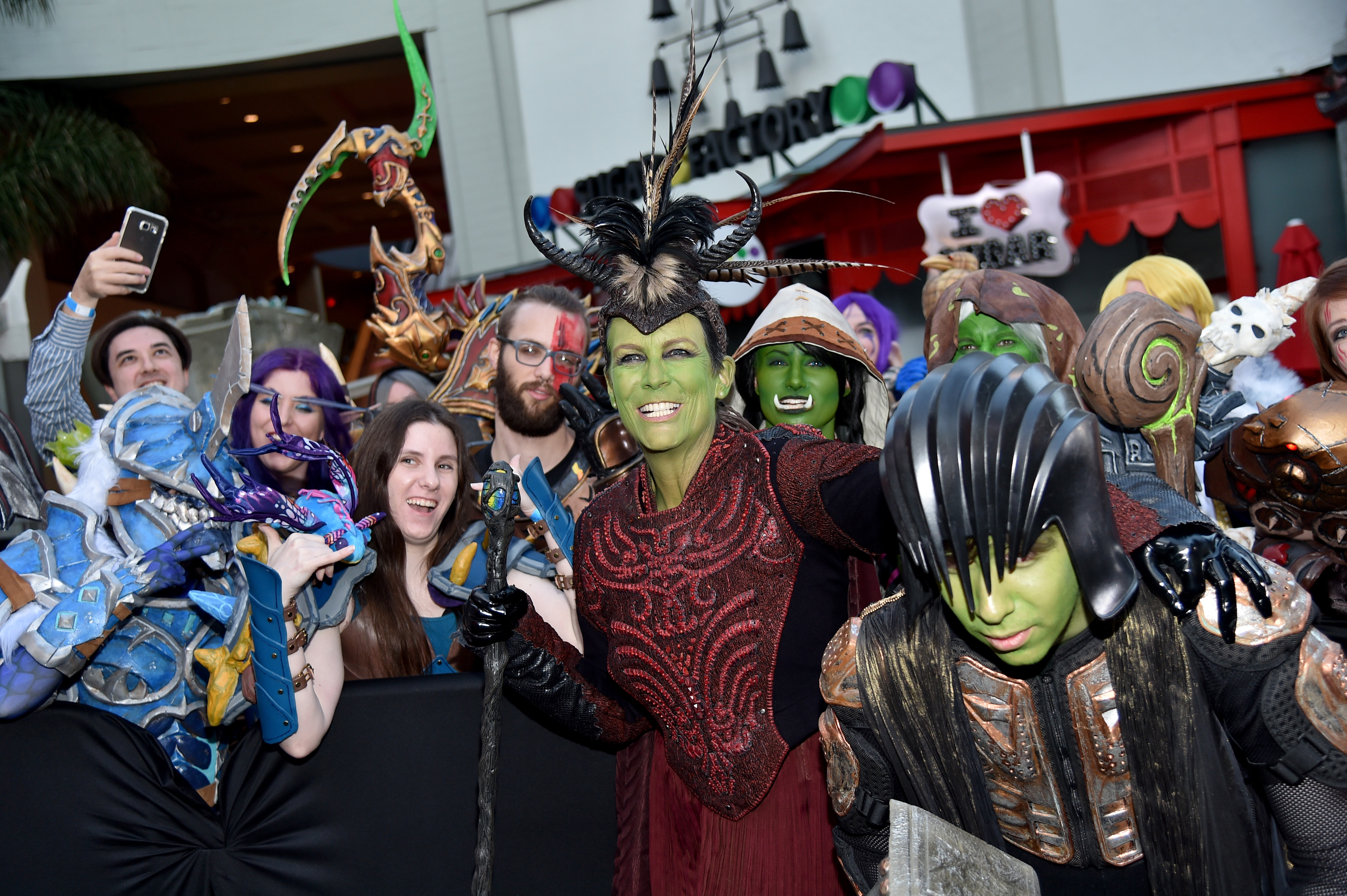 Джейми Лий Къртис и синът й Томас Гест на премиерата на ”Warcraft: Началото”