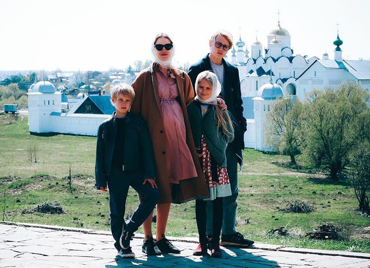 Наталия Водянова с децата си Виктор, Нева и Лукас
