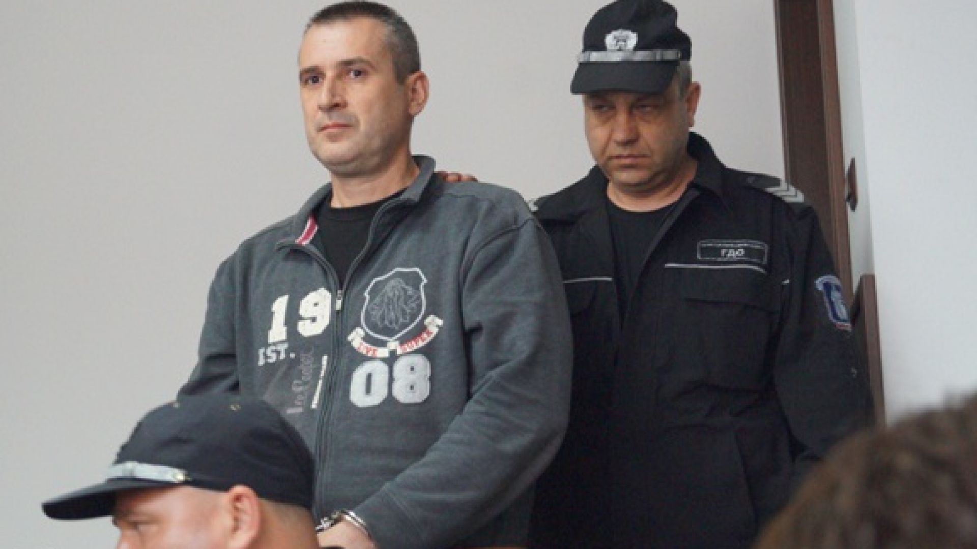 Полицаят Караджов остава в ареста, обвиняват и сина му
