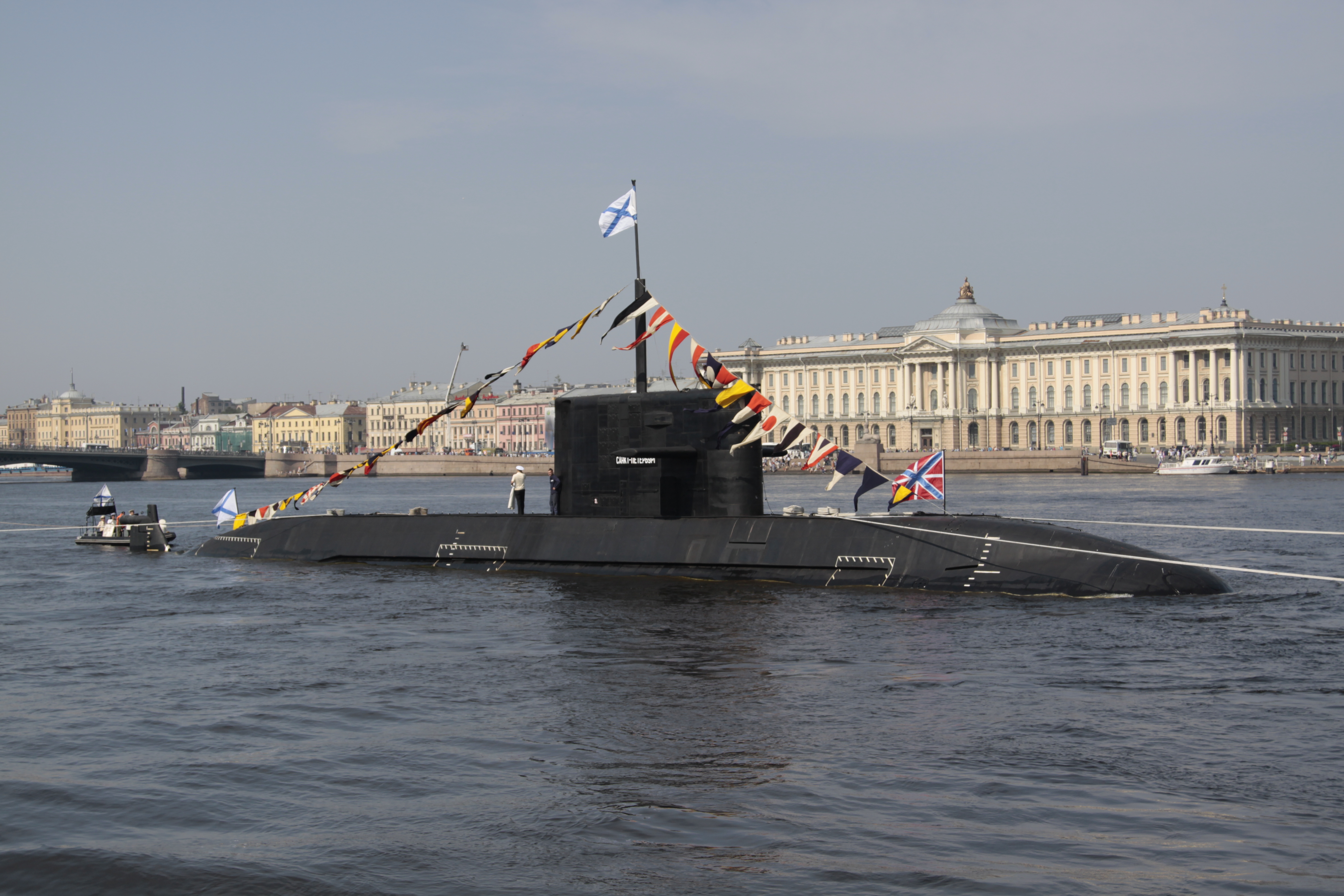 Британският флот търсил руска подводница, плавала открито