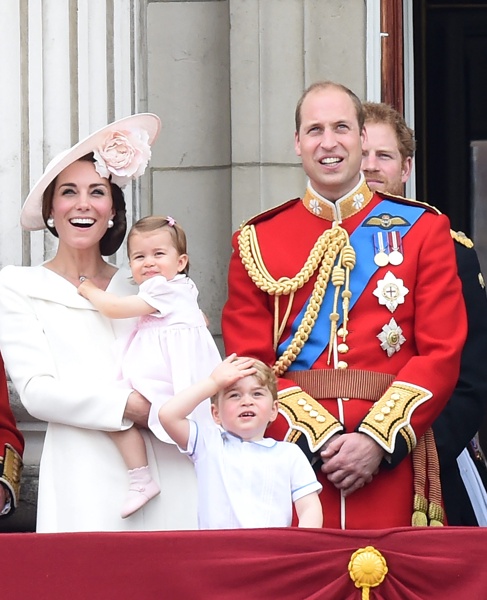 Катрин, принцеса Шарлот, принц Джордж, принц Уилям и принц Хари