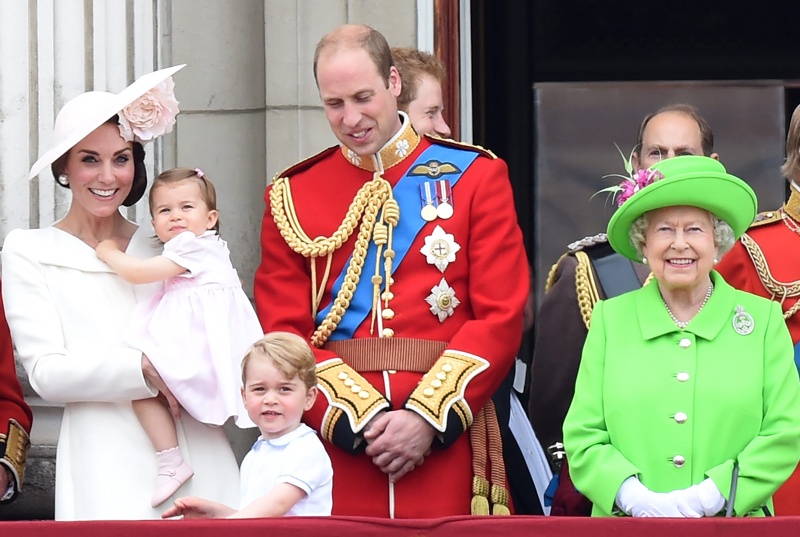Катрин, принцеса Шарлот, принц Джордж, принц Уилям и кралица Елизабет II