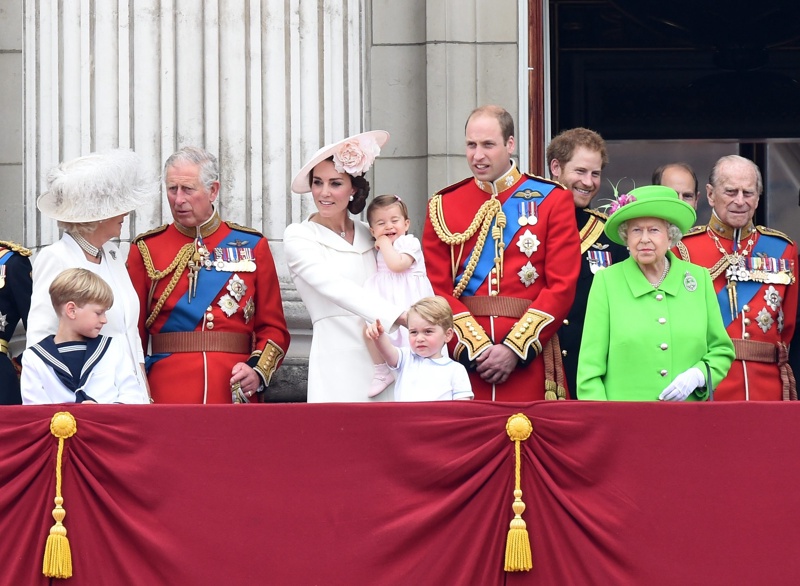 Камила, принц Чарлз, Катрин, принцеса Шарлот, принц Джордж, принц Уилям, принц Хари, кралица Елизабет II и принц Филип
