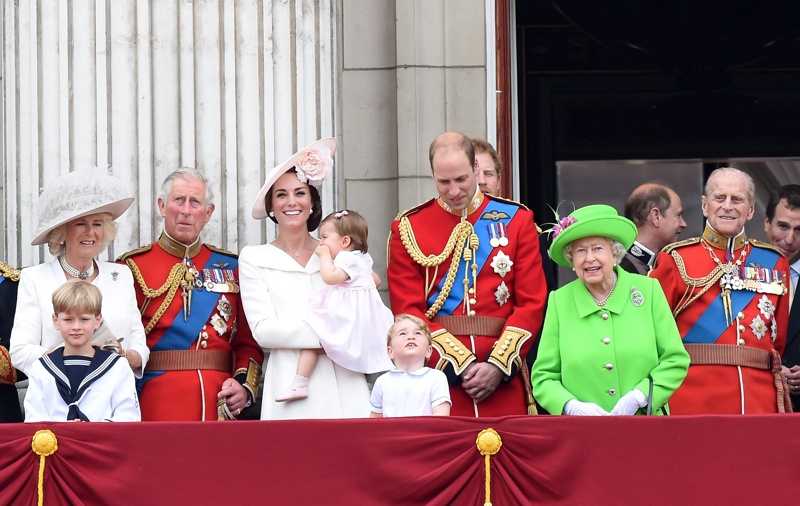 Катрин, принцеса Шарлот, принц Джордж, принц Уилям, принц Хари, кралица Елизабет II и принц Филип