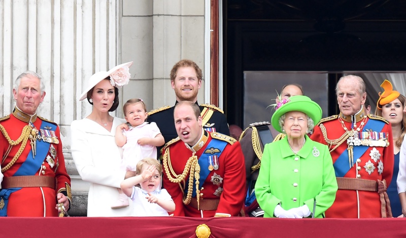 Принц Чарлз, Катрин, принцеса Шарлот, принц Джордж, принц Уилям, принц Хари, кралица Елизабет II и принц Филип