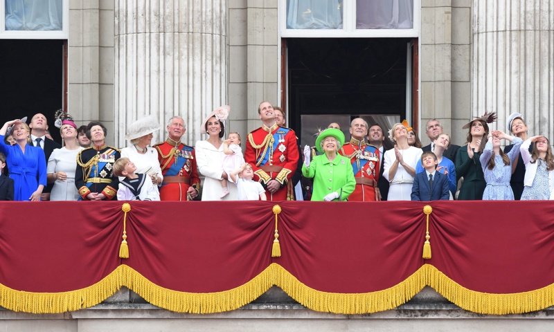 Кралското семейство на балкона на Бъкингамския дворец за 90-ия рожден ден на Елизабет II