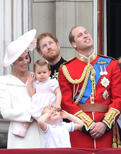 Катрин, принцеса Шарлот, принц Джордж, принц Хари и принц Уилям
