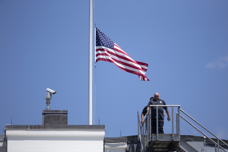 Знамето на САЩ над Белия дом е спуснато в знак на траур след трагедияна в Орландо