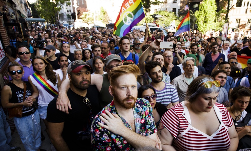 Бдение пред гей бар в Ню Йорк в памет на убитите в Орландо