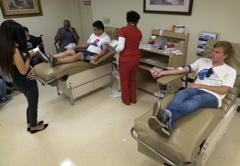 Десетки американци се стичат в центровете за кръводаряване в помощ на раненте в Орландо