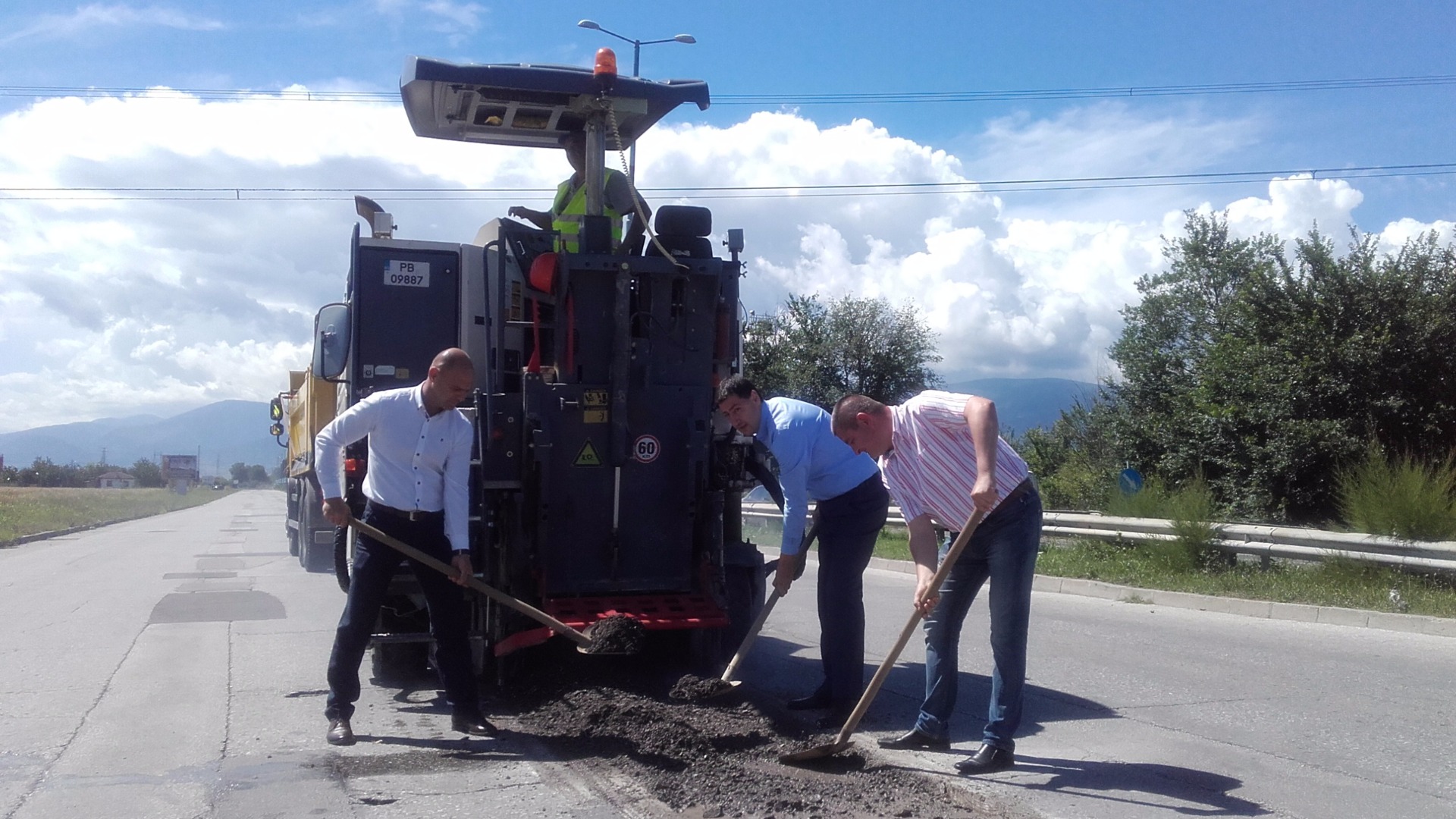 Изграждат кръгово кръстовище на пътя Пловдив-Асеновград
